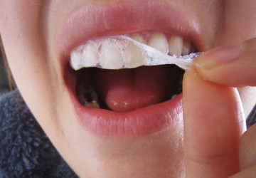 Miếng dán trắng răng crest 3d white sử dụng đơn giản chỉ bằng 4 bước